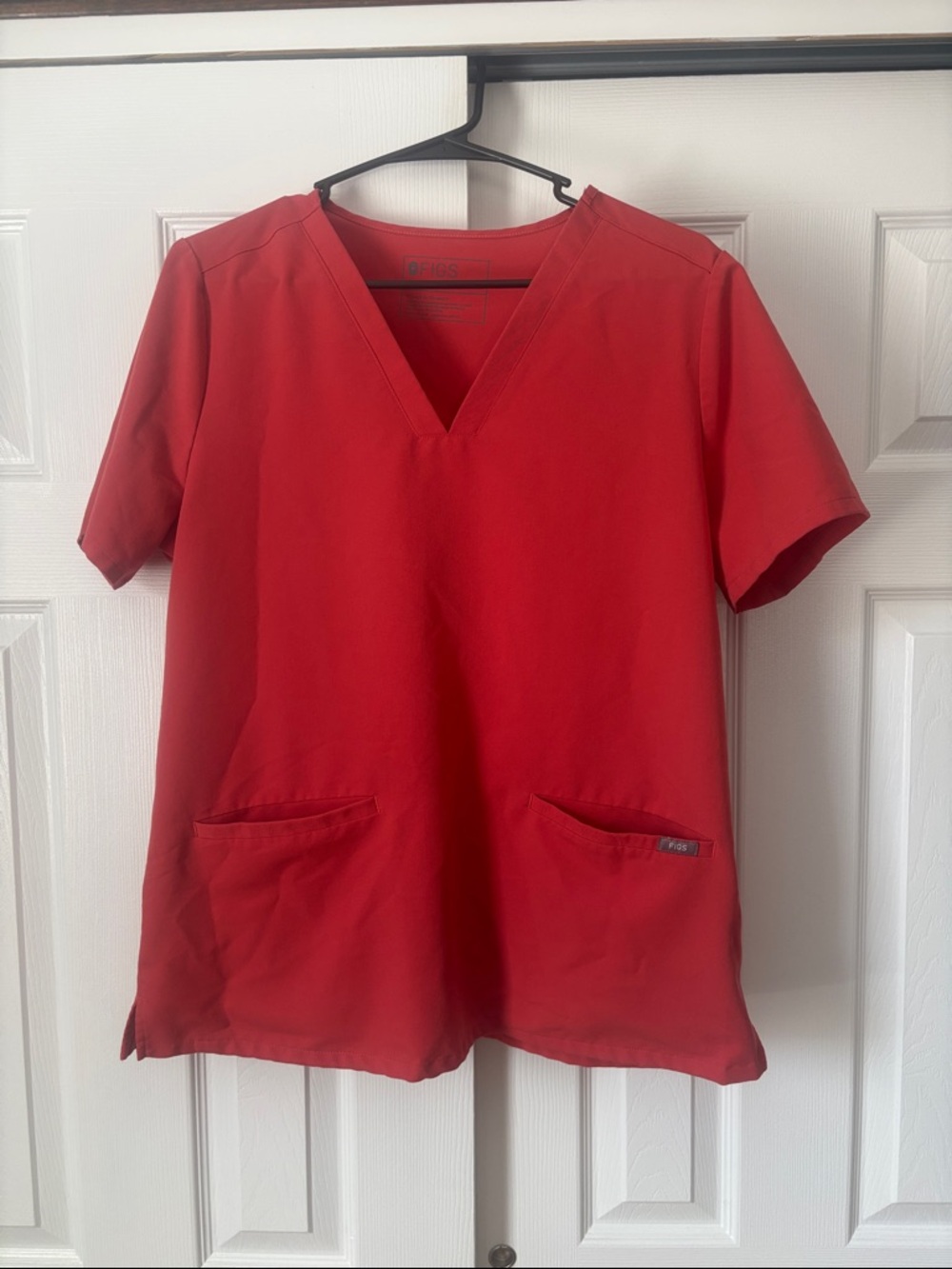 Figs Women’s Casma Three-Pocket Scrub Top Light Red Size Large